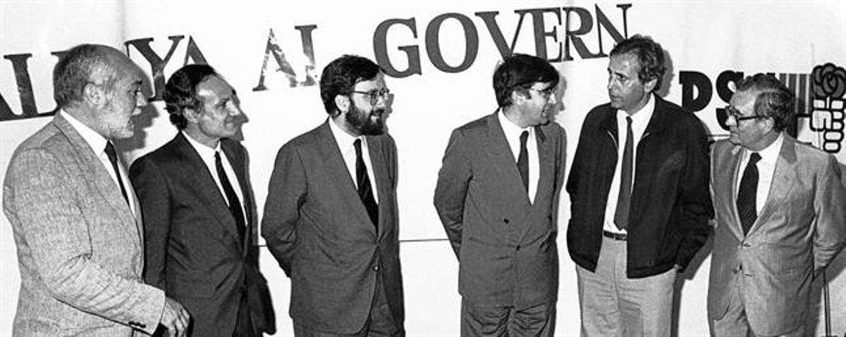 A dalt, Martín Toval, Majó, Serra, Lluch, Obiols i Reventós, en un acte electoral els anys 80. A sota, una imatge del ple de dijous, amb els tres diputats dissidents.