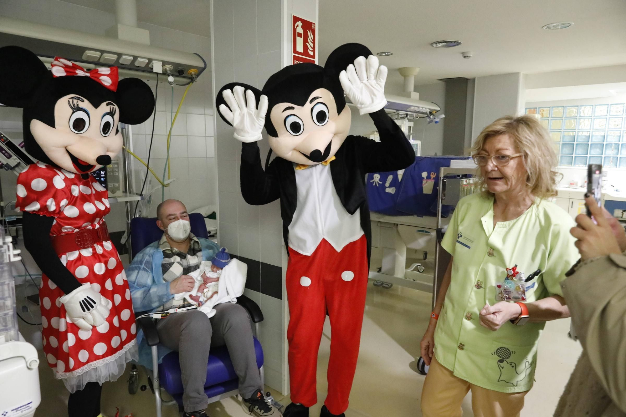 Así fue la visita de Mickey y Minnie Mouse al Hospital de Cabueñes (en imágenes)