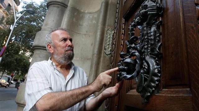 Miquel Cartisano, con el picaporte de Casa Calvet, en el número 48 de Casp.