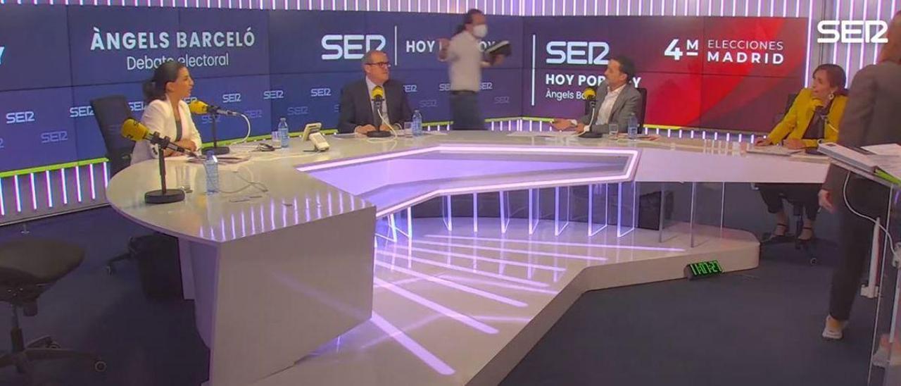 El momento en el que Iglesias se ha levantado de la mesa del debate de la Cadena Ser.