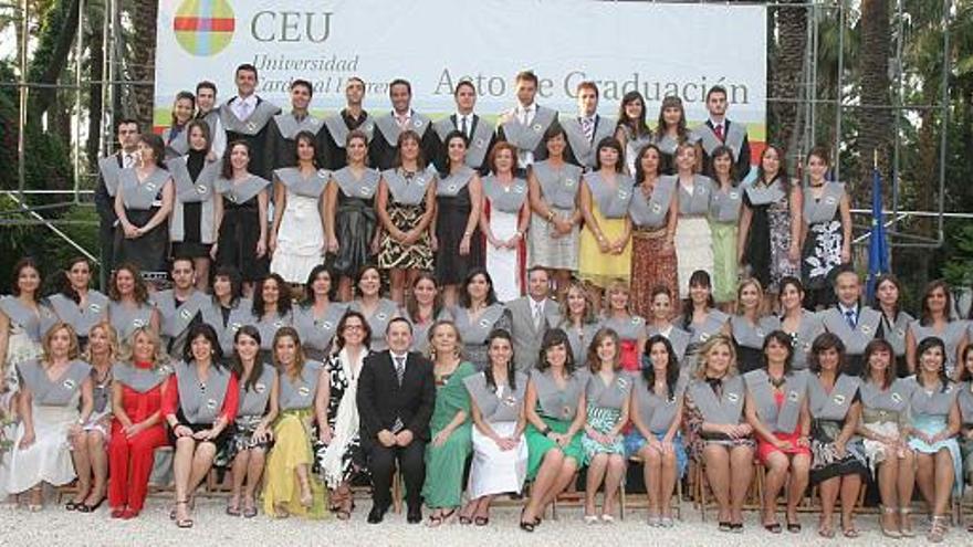 Alumnos que han estudiado en la Universidad CEU Cardenal Herrera la diplomatura de Enfermería en una imagen de grupo tras la graduación en el Hort del Xocolater