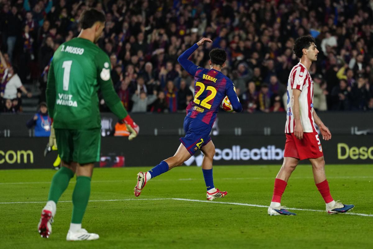 Marc Bernal esperonant el públic depsrés del primer gol que ha marcat a la tornada