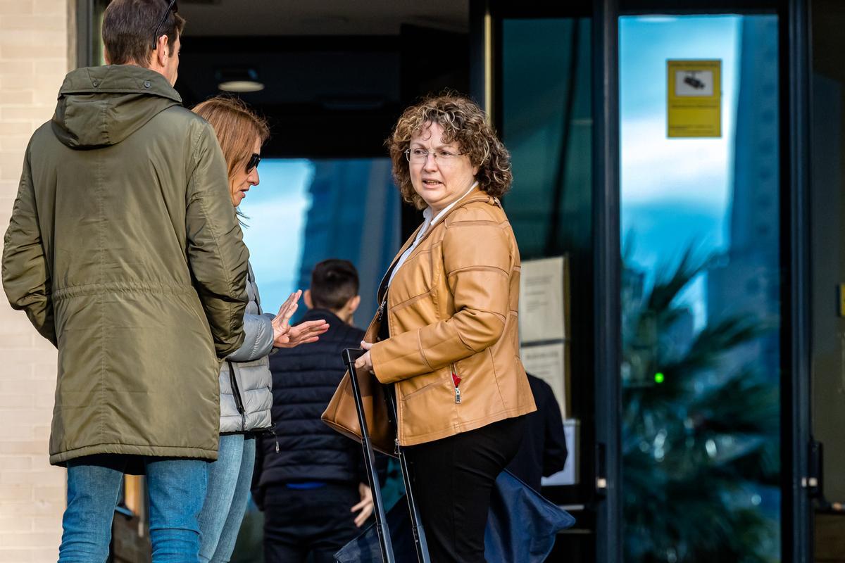 La abogada de la acusación (derecha) con familiares de la fallecida.