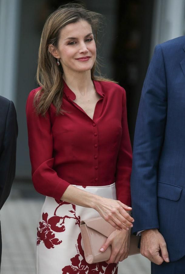 El look de Letitia Ortiz con conjunto granate de Felipe Varela y cartera rosa