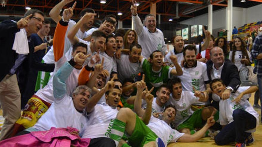 Los jugadores celebran en el centro de la pista el ascenso, posando para que se inmortalizara el momento.