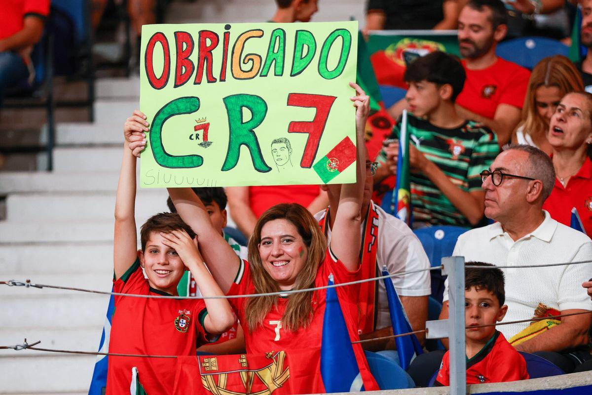 Unos aficionados de Portugal dan las gracias a Cristiano Ronaldo, CR7, en una pancarta en Oporto
