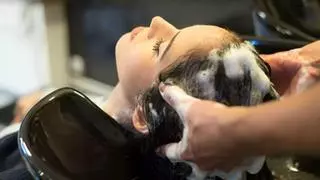 Así es el 'lavado inverso': la técnica que mantiene el pelo limpio por 7 días