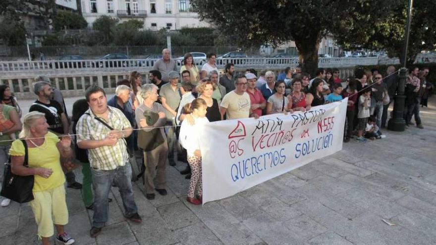 Un momento de la protesta protagonizada ayer por residentes en el entorno de la N-555. // J. Lores