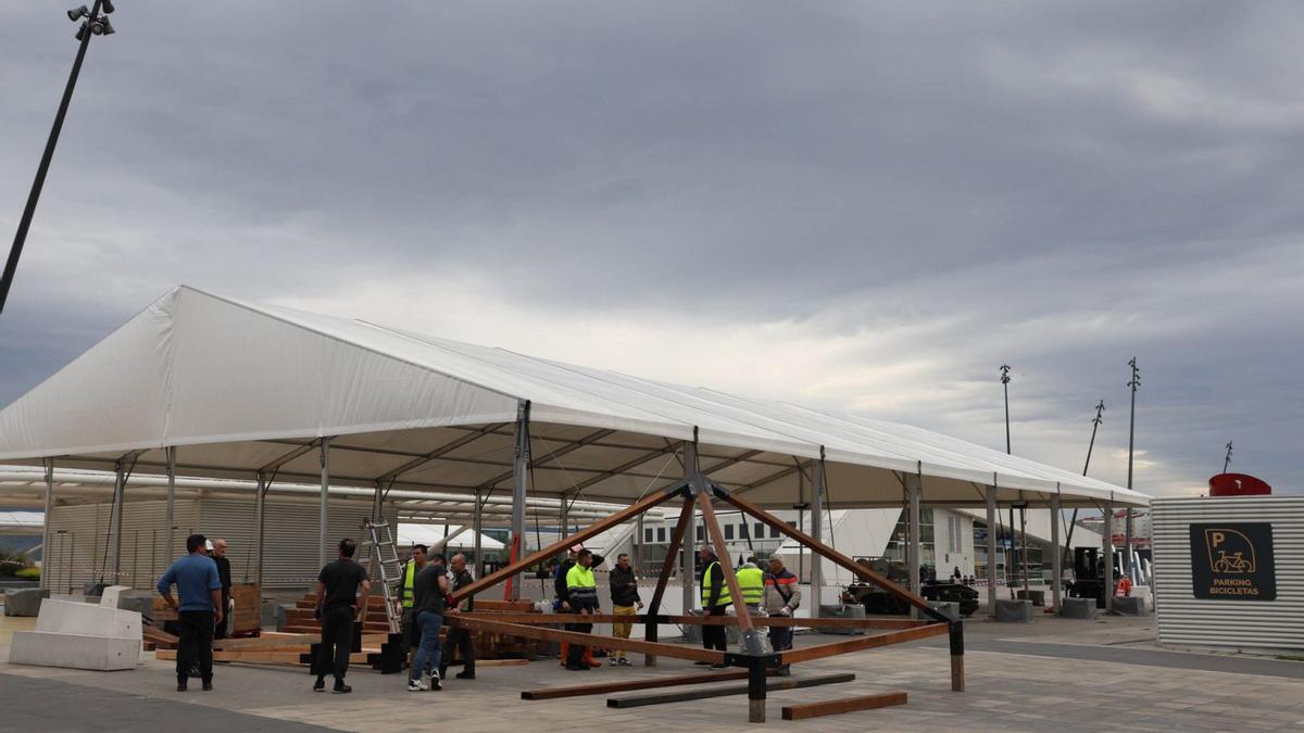 Carpas para el mercadillo de  Navidad en la plaza de Vialia.