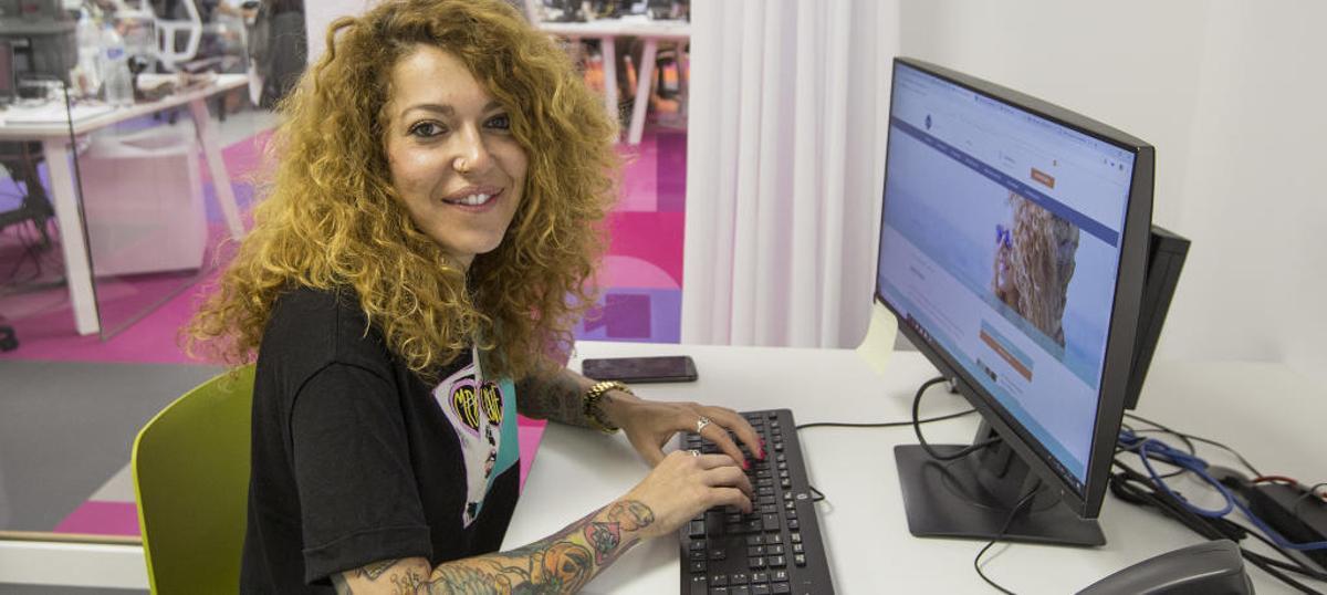 Sofía Cristo respondiendo a las preguntas del chat