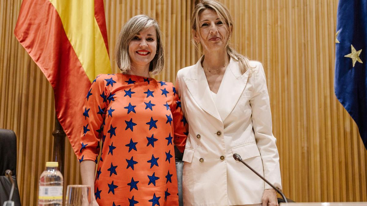 La vicepresidenta segunda y ministra de Trabajo y Economía Social, Yolanda Díaz (D), y la portavoz de Sumar en el Congreso, Verónica Martínez Barbero (I)