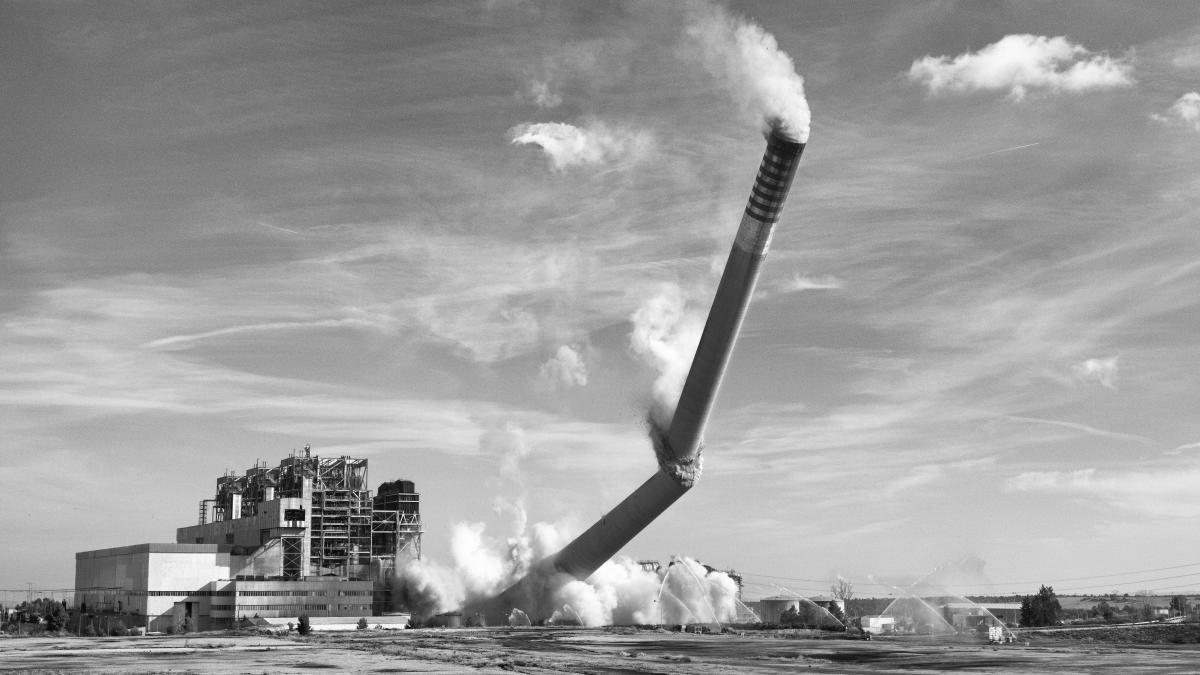 El instante de la voladura de la chimenea de la central térmica de Andorra.