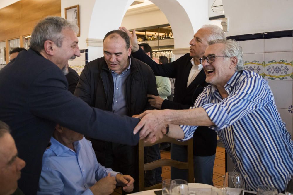 El empresario Pepe Barberá organizó ayer una comida por el Centenario del Valencia con más de 100 exjugadores y exdirectivos de distintas generaciones: Saura, Roberto Gil, los hermanos Claramunt, Forment, Tatono, Paquito, Zigic, Carboni... (en la imagen, Juan Sánchez saluda a Juan Martín Queralt ante Bartual y Llorente).