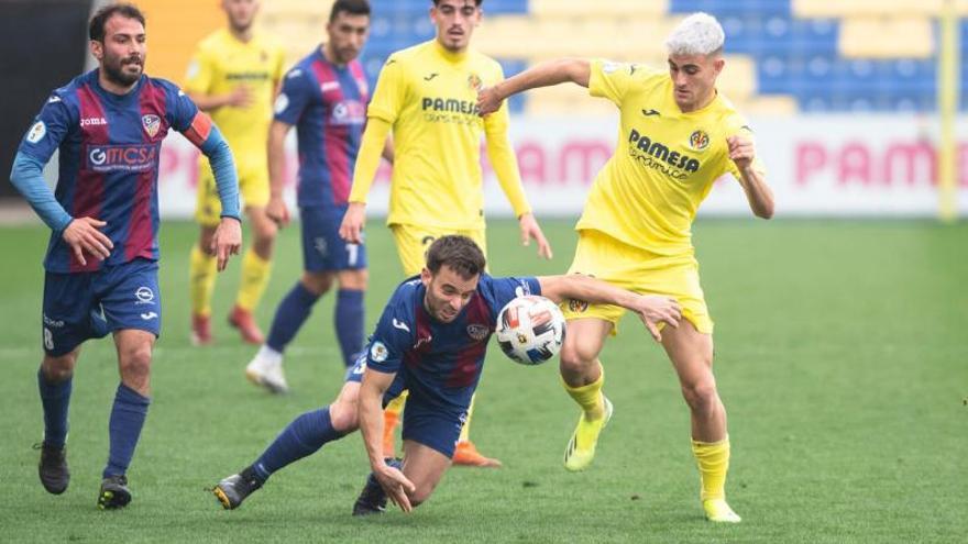 Abel pugna por el balón incluso desde el suelo en el partido ante el filial «groguet». | VILLARREAL CF