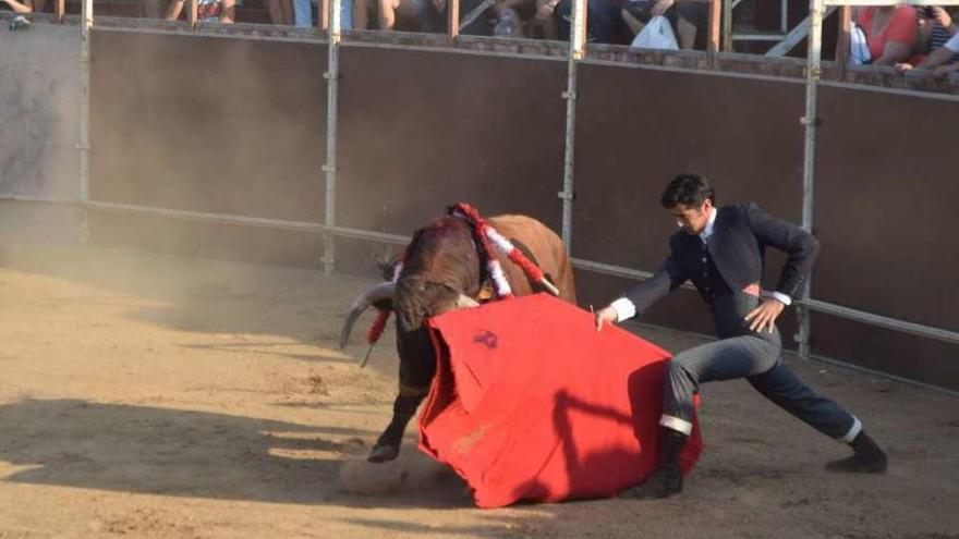 Dos momentos de las faenas del matador Víctor Janeiro y del rejoneador Juan Manuel Cordero.