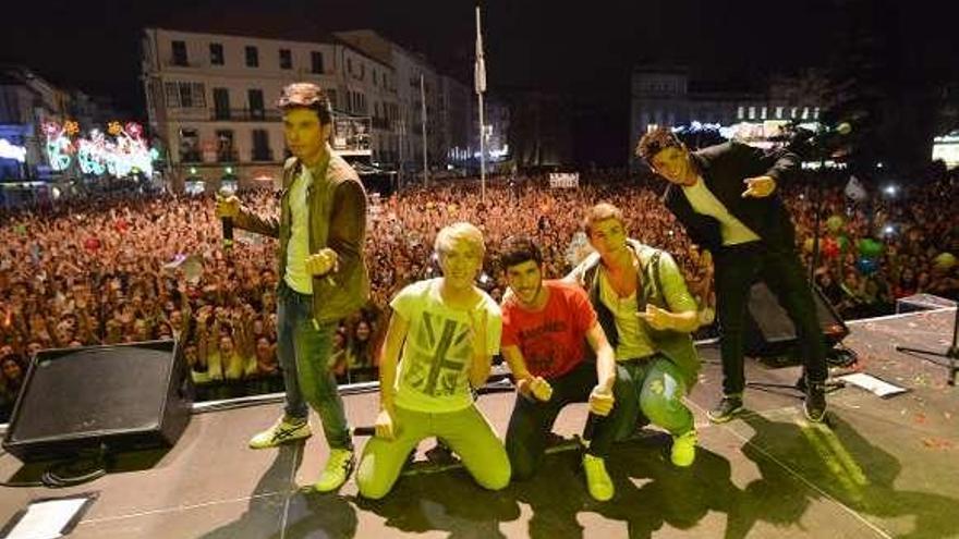 El fenónemo fan se desata la melena con la actuación de la &quot;boyband&quot; Auryn