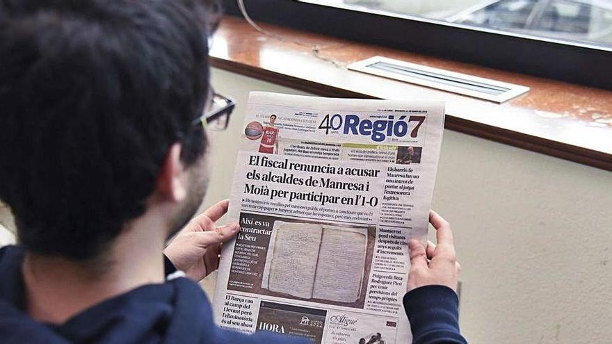 Un noi llegint un exemplar del Regió7