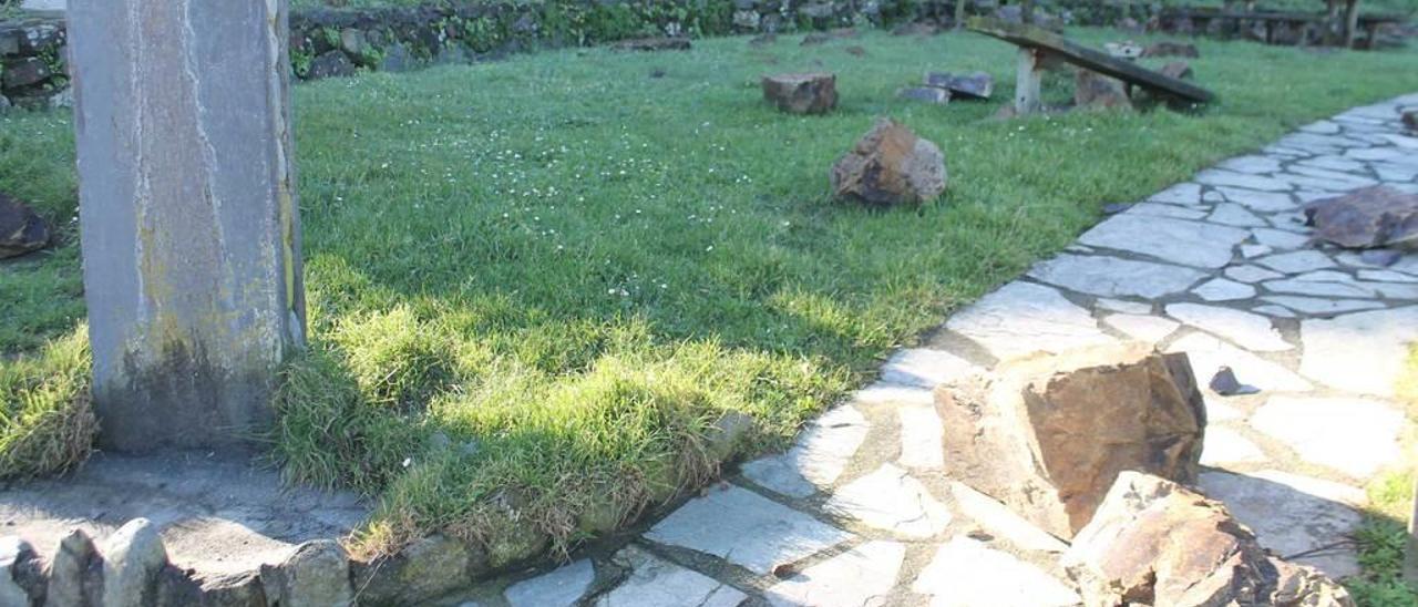 Algunas de las piedras desprendidas en el área recreativa.