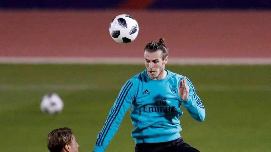 Ramos y Bale, ayer, durante el entrenamiento del Real Madrid. // Efe