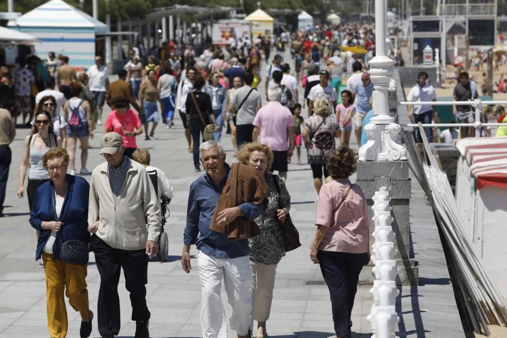 El primer fin de semana de verano llena las playas