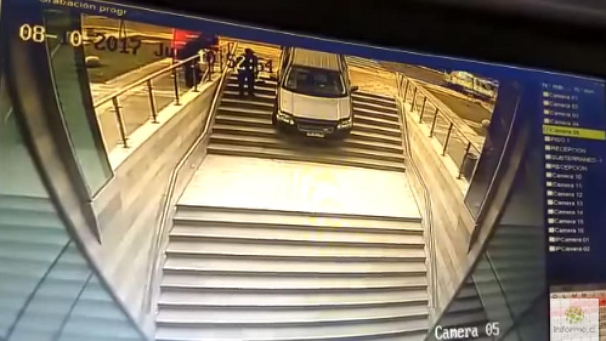 Una conductora confon unes escales amb l’entrada d’un pàrquing.