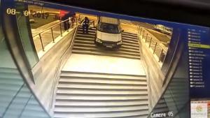 Una conductora confon unes escales amb l’entrada d’un pàrquing.