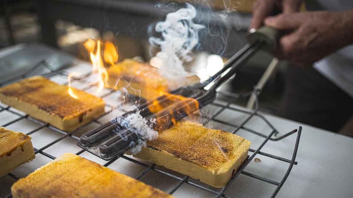 Alemany elabora su turrón siguiendo los métodos artesanales.