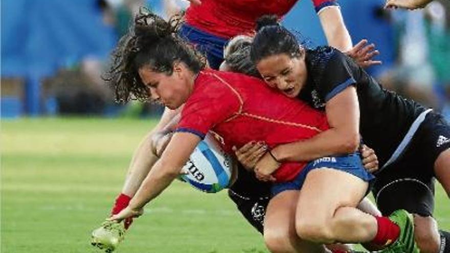 Una acció d&#039;un dels partits de la selecció espanyola femenina de rugbi ahir als Jocs de Rio de Janeiro.