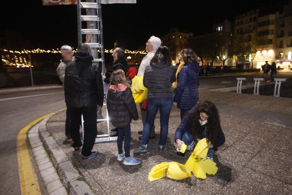 Acció per posar llaços grocs a la ciutat de Girona