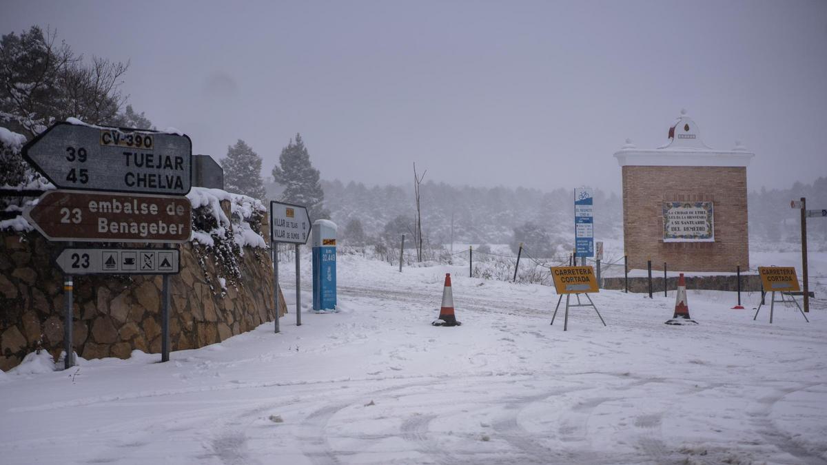 La nieve impide salir de casa en los pueblos del interior de la C. Valenciana