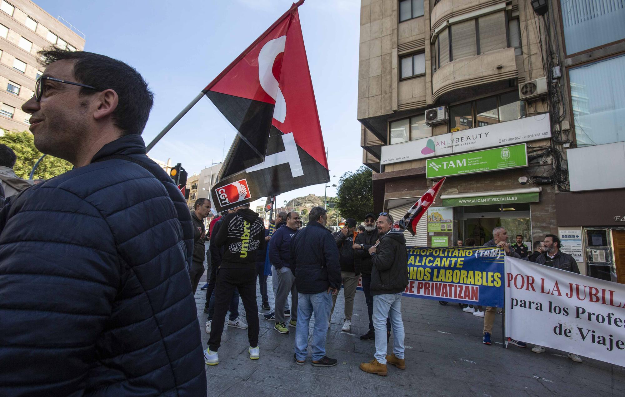 Decenas de personas esperan en las paradas de las líneas 21, 23 y 24 a un transporte en servicios mínimos que pasa cada 60 minutos