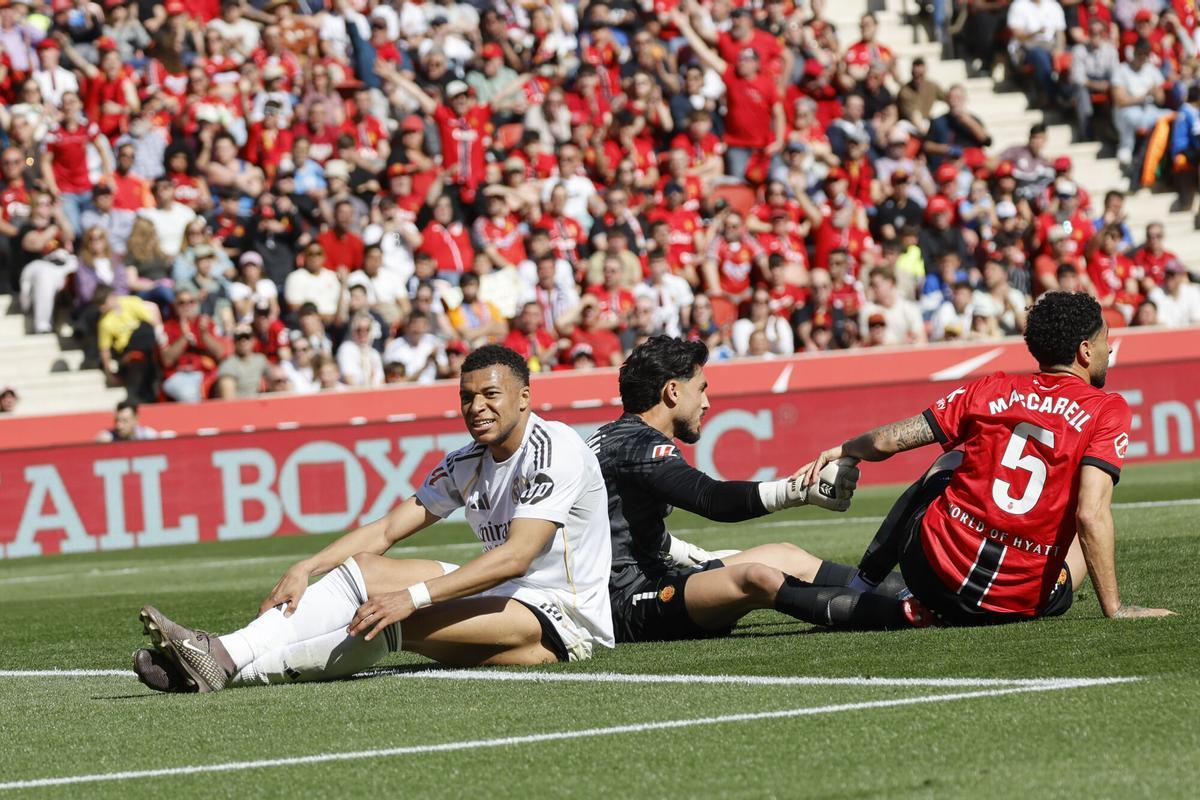 Mbappé, sentado sobre el césped, en el partido de este sábado.