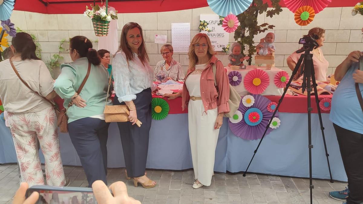 María Jesús Serrano y Antonia Peña, en uno de los puestos del Mercado de Primavera.