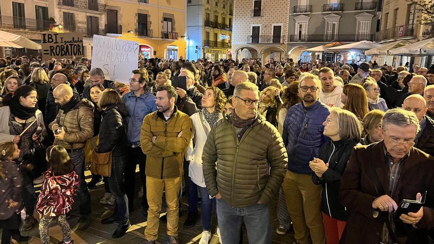 Centenars de persones es concentren a Igualada per protestar contra la pujada generalitzada d&#039;impostos