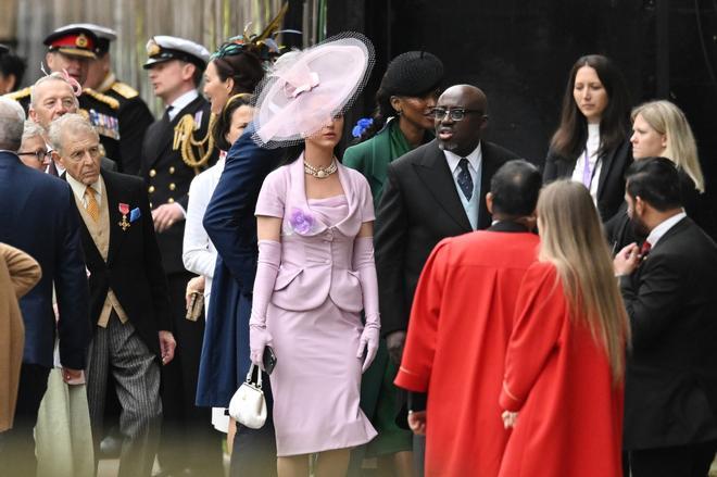 Katy Perry con look en malva en el que la pamela le ha jugado una mala pasada