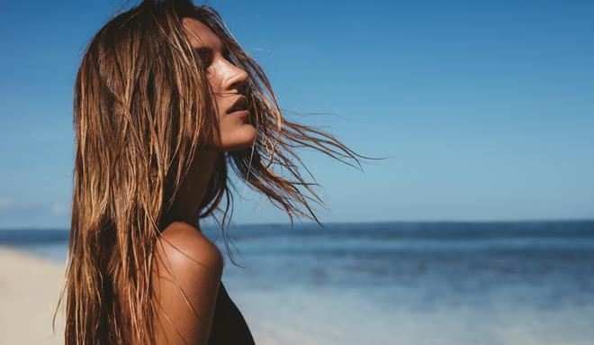 Mujer ondas surferas