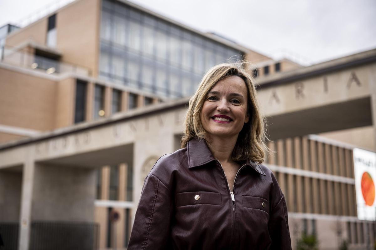 Pilar Alegría, candidata del PSOE a la Presidencia del Gobierno de Aragón, frente a la facultad de Filosofía y Letras.
