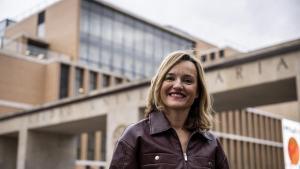 Pilar Alegría, candidata del PSOE a la Presidencia del Gobierno de Aragón, frente a la facultad de Filosofía y Letras.
