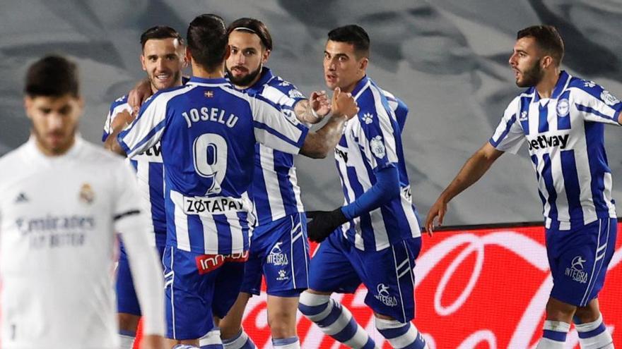 Los jugadores del Alavés celebran el primer gol ante el Real Madrid.