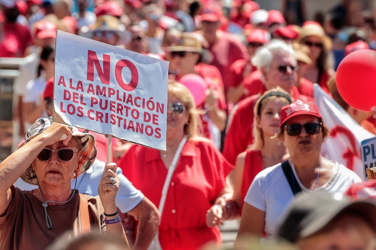 Manifestación en contra de la ampliación del puerto de Los Cristianos