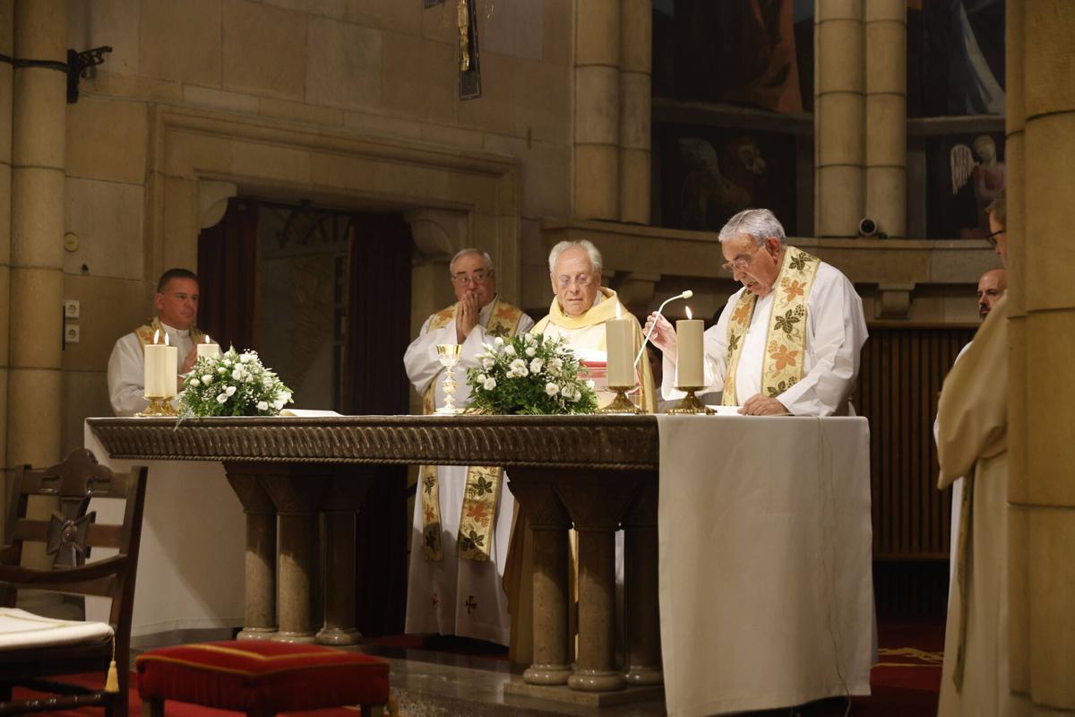Alcaldesa, Carmen Moriyón, y el concejal de Relaciones Institucionales y Juventud, Jorge González-Palacios, asisten a la ofrenda floral a la Virgen del Carmen, patrona de La Armada.