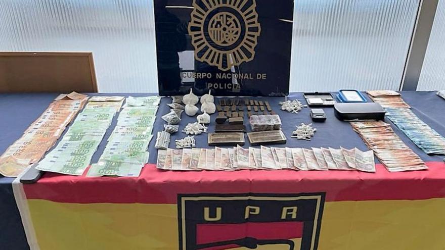 La droga y el dinero hallado tras el registro en el bar. | // L.O.