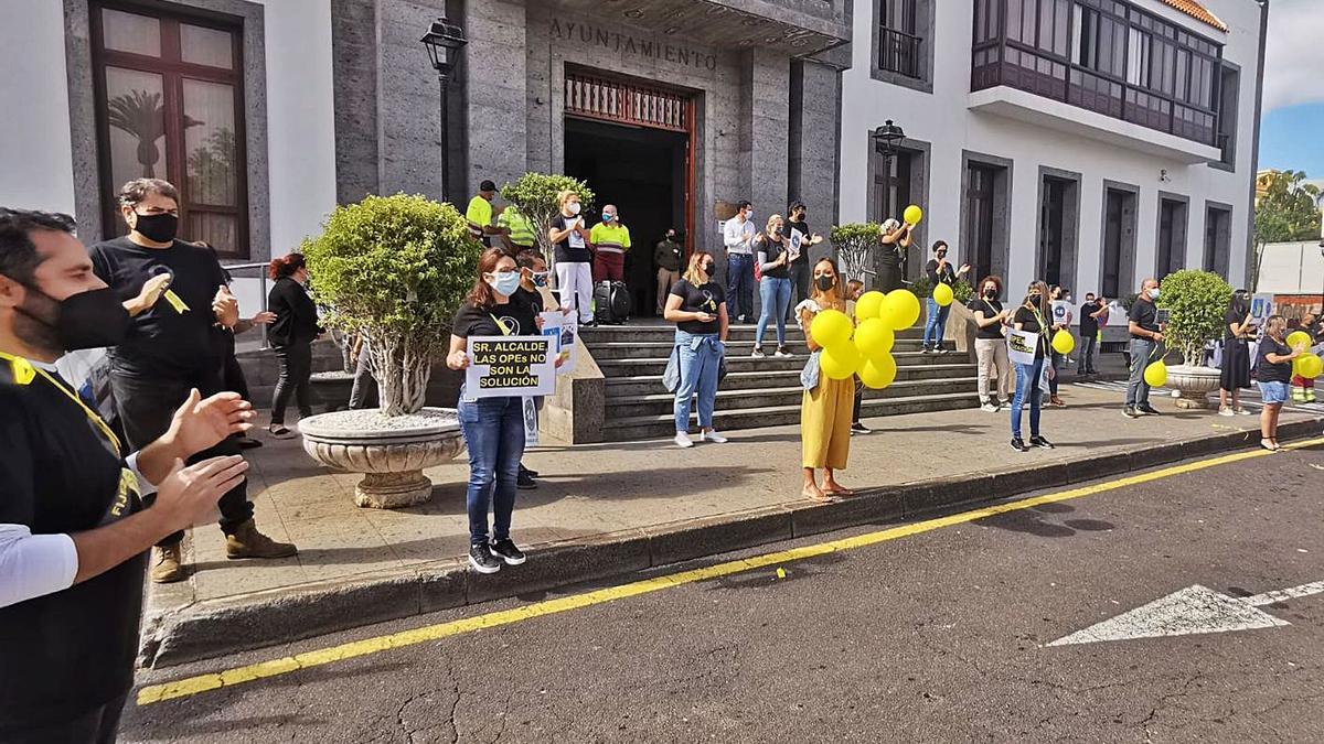Trabajadores del Ayuntamiento santaursulero durante la protesta de ayer. | | E.D.