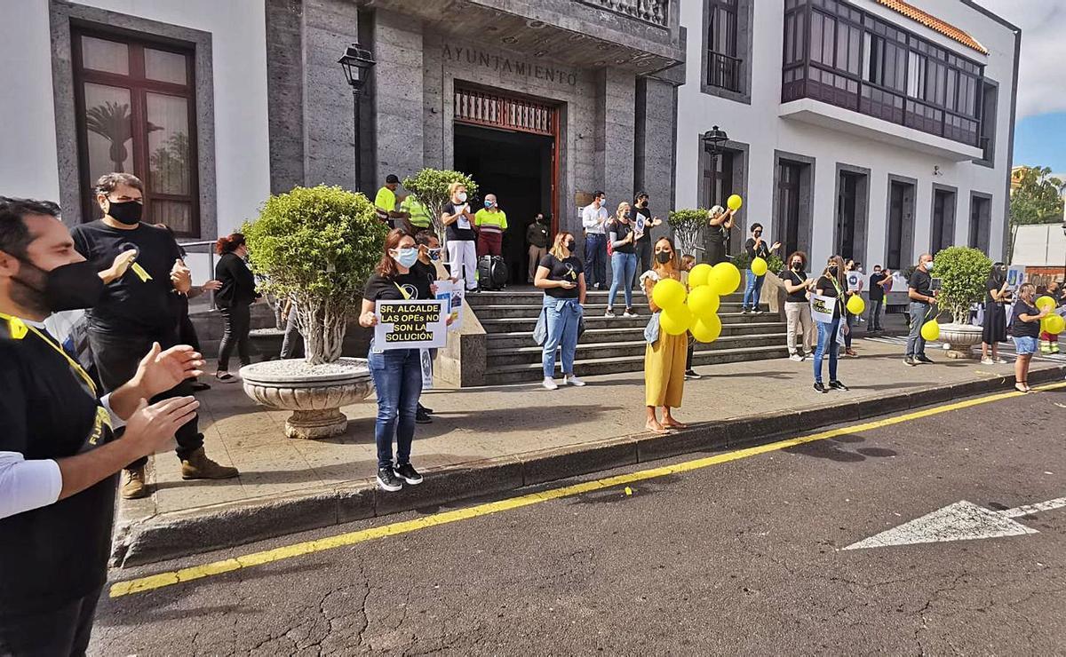 El personal del Ayuntamiento de Santa Úrsula protesta contra el abuso ...