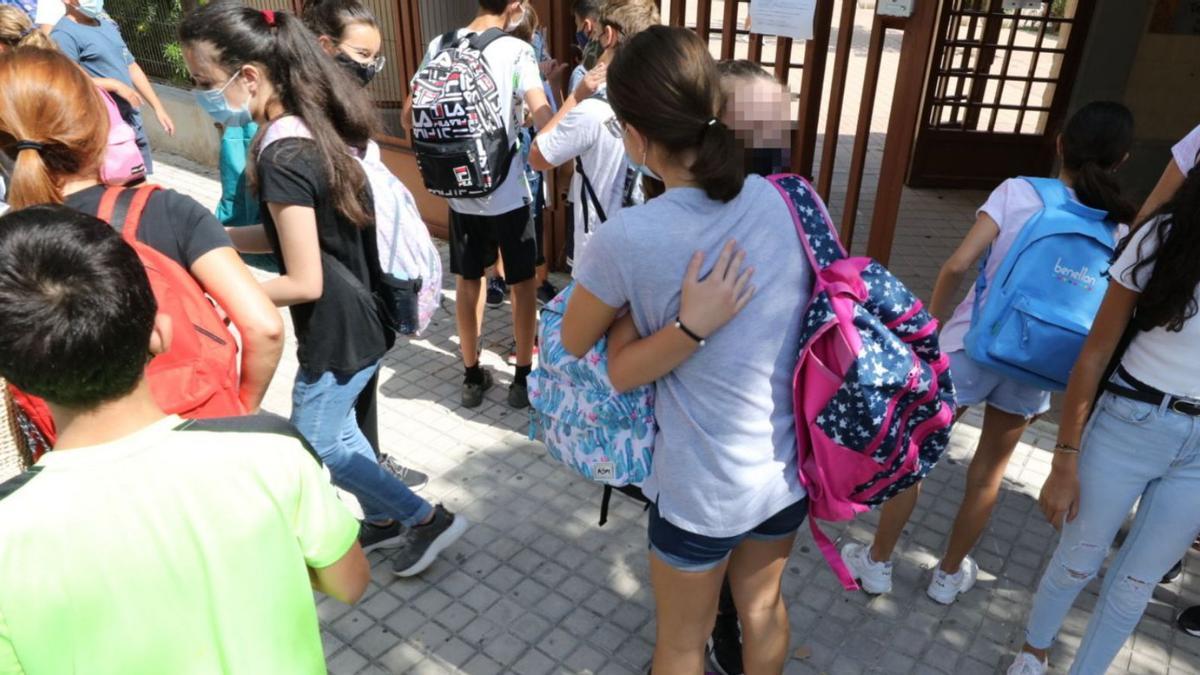 Jóvenes estudiantes se saludan a las puertas de una centro educativo de la ciudad. | ANTONIO AMORÓS