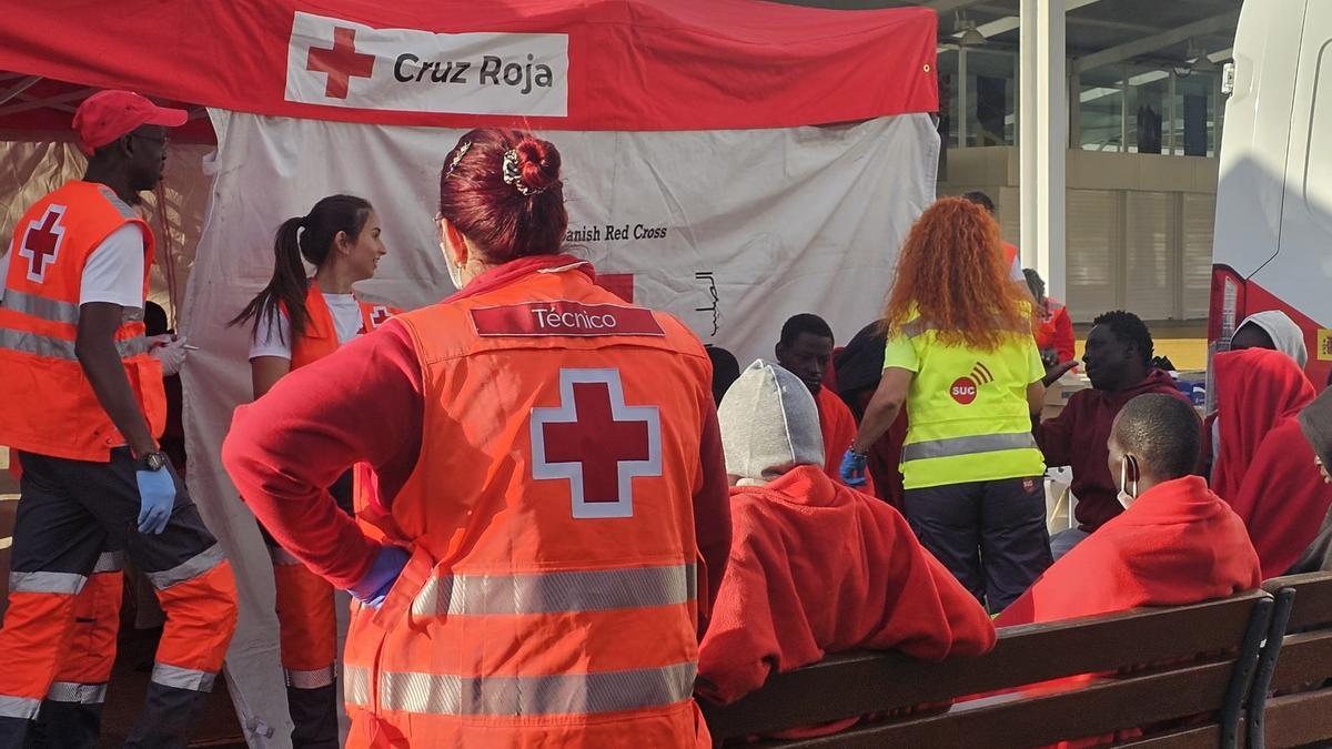 Migrantes atendidos en el puerto de Santa Cruz de Tenerife tras ser rescatado por un crucero en aguas cercanas a El Hierro