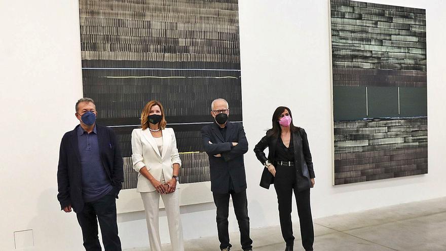 Vicent Todolí, Susana Lloret, Juan Uslé y Sandra Guimarães posan junto a las obras que se expone en Bombas Gens. | P. CALABUIG