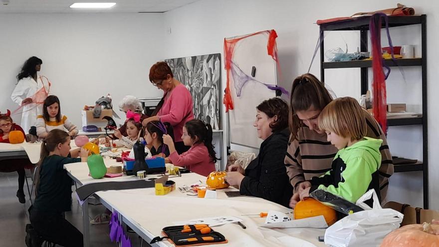 Taller para decorar calabazas en Vilanova y jornada terrorífica en el colegio de A Illa