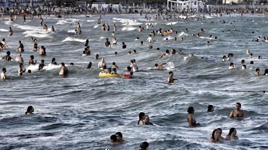 La ola de calor eleva la temperatura del mar hasta alcanzar los 30 grados