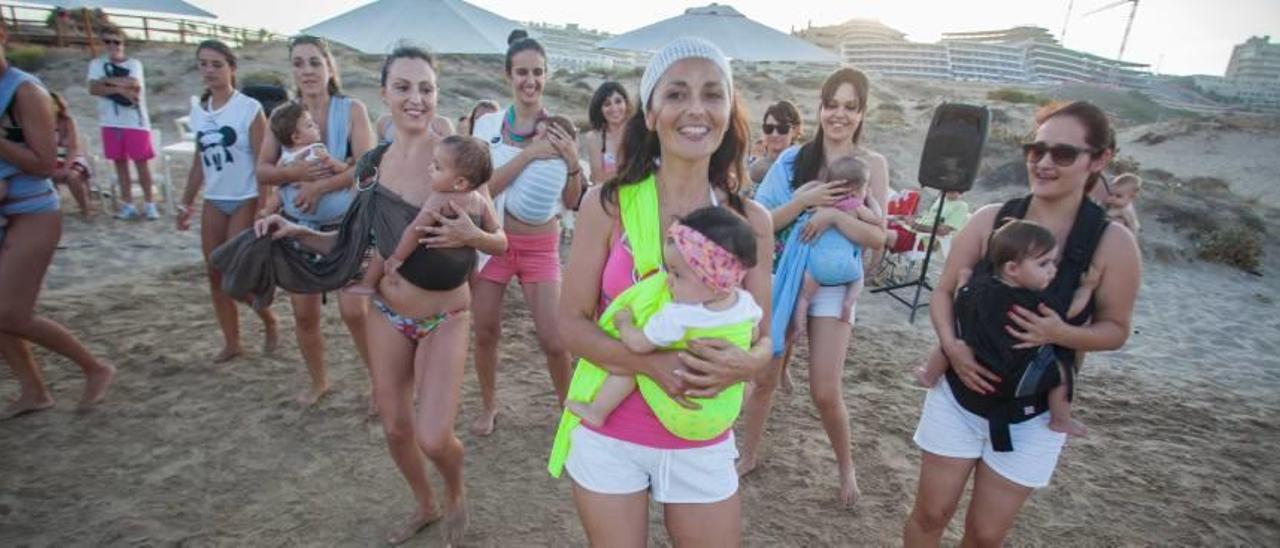 Madres y bebés disfrutan de estas divertidas sesiones en la playa.